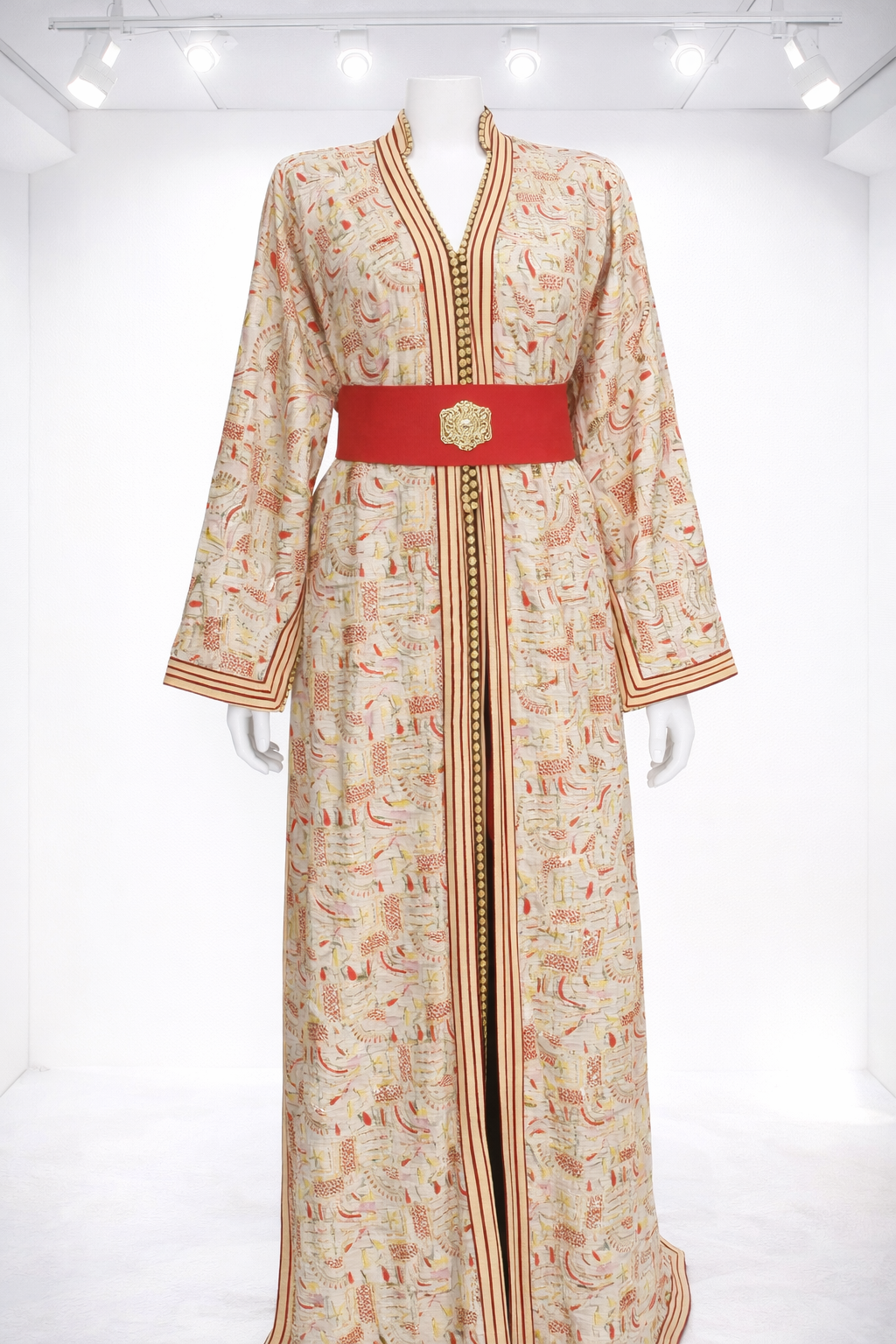 تكشيطة بيج بنقوش تقليدية مع حزام أحمر أنيق