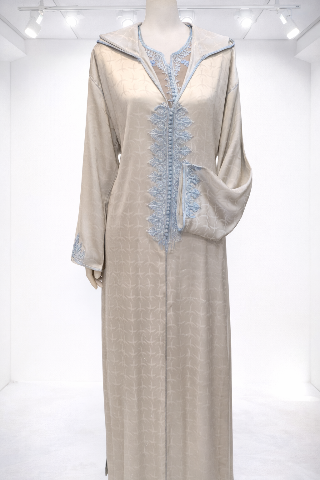 جلابة أنيقة بلون بيج بتطريز أزرق راقي