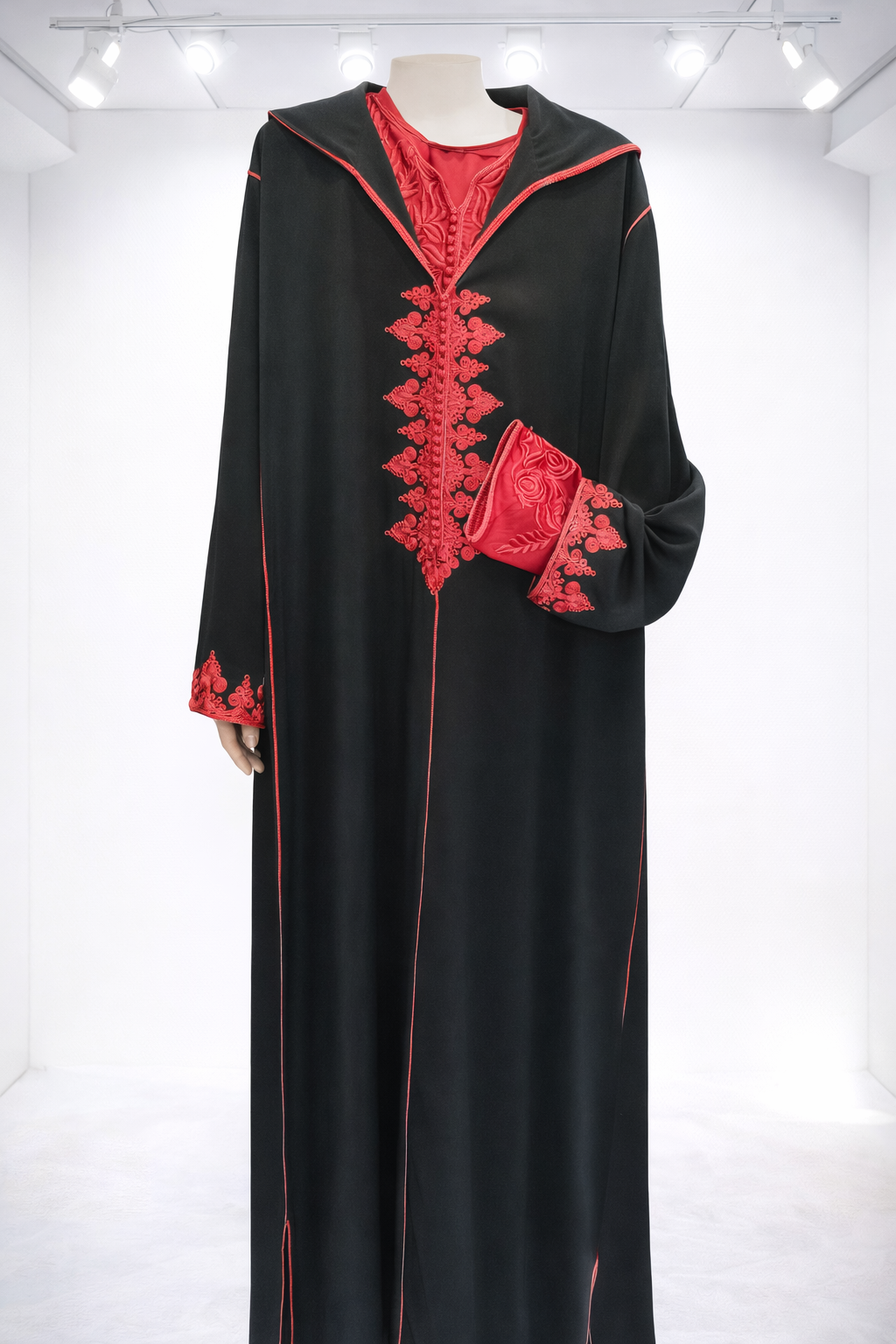 جلابة سوداء أنيقة بتطريز أحمر فاخر