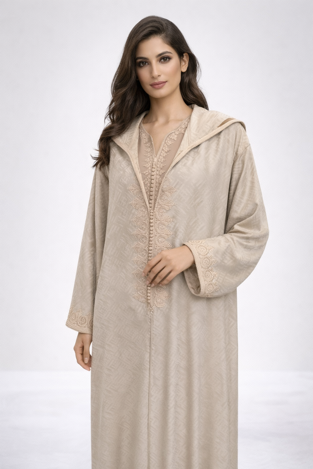 جلابة أنيقة بلون بيج مطرزة – جمالية مغربية عصرية
