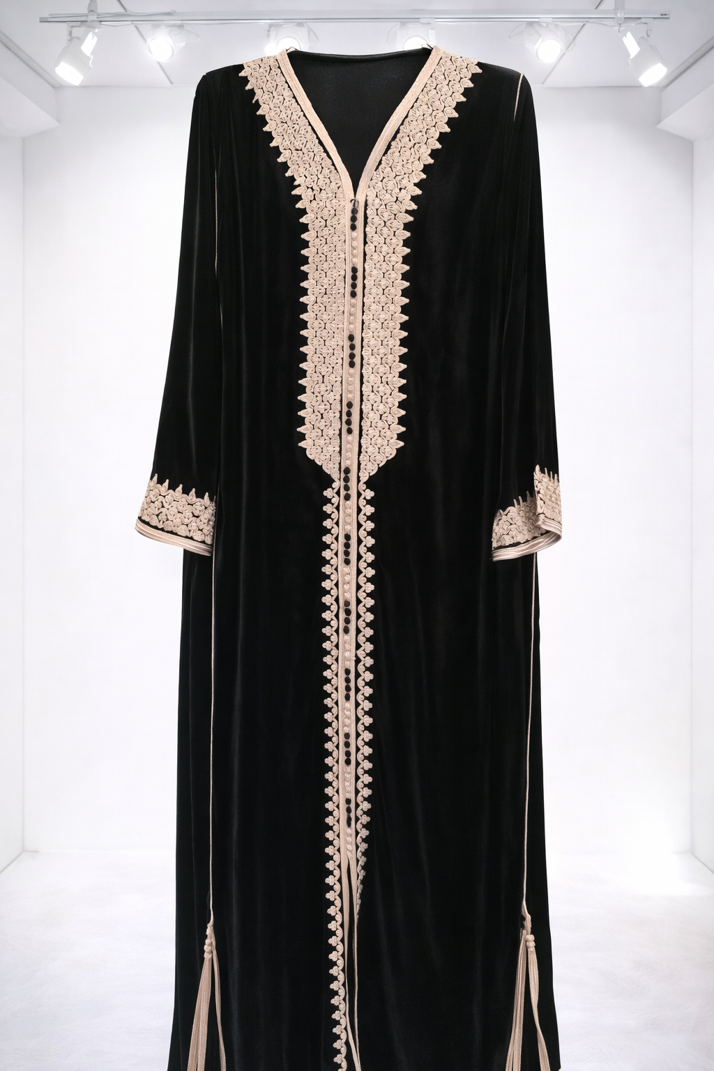 جلابة مخمل سوداء بتطريز ذهبي فاخر