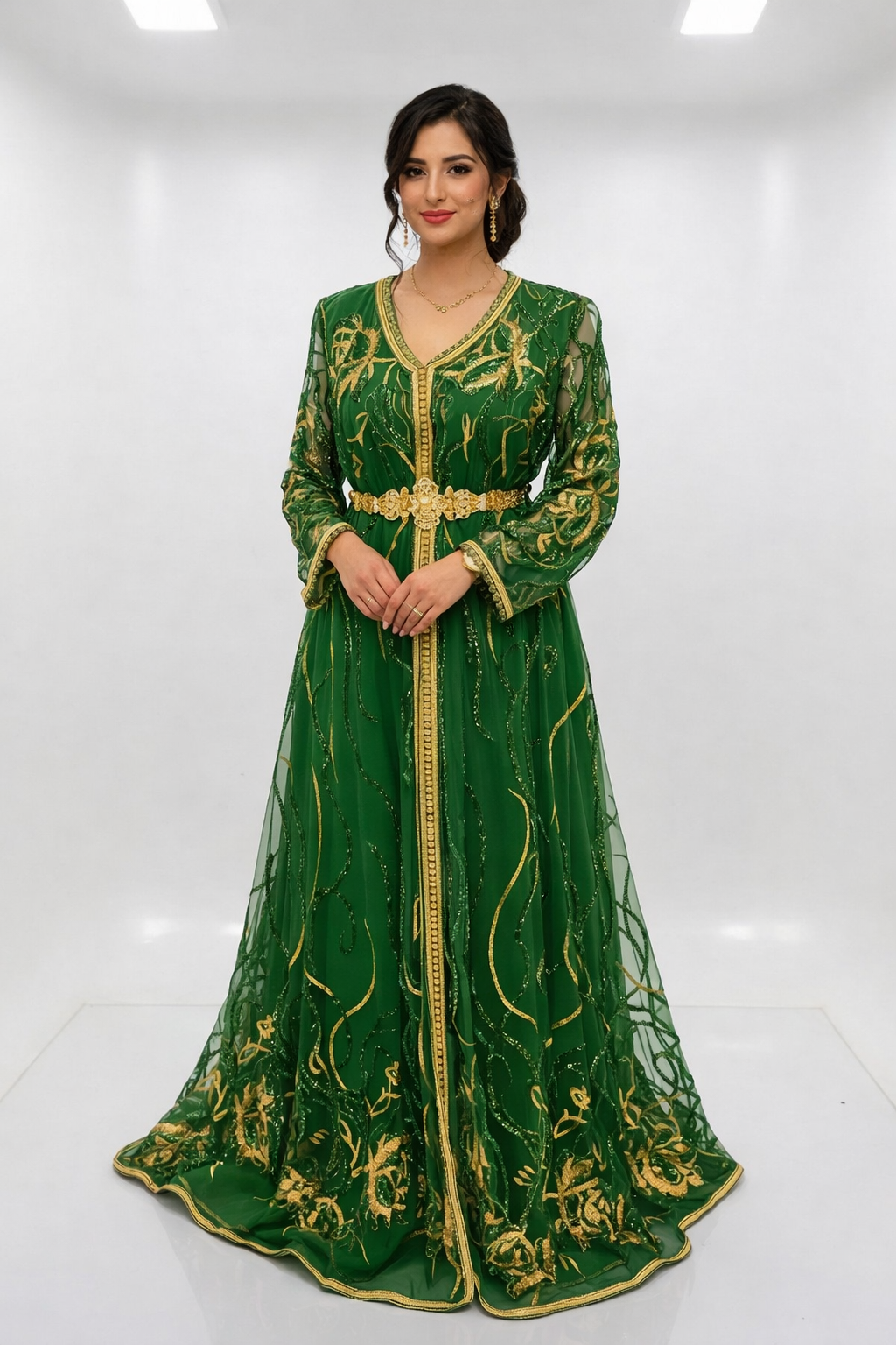 قفطان "نسمة المنارة" الأخضر الزمردي من الشيفون المرصع