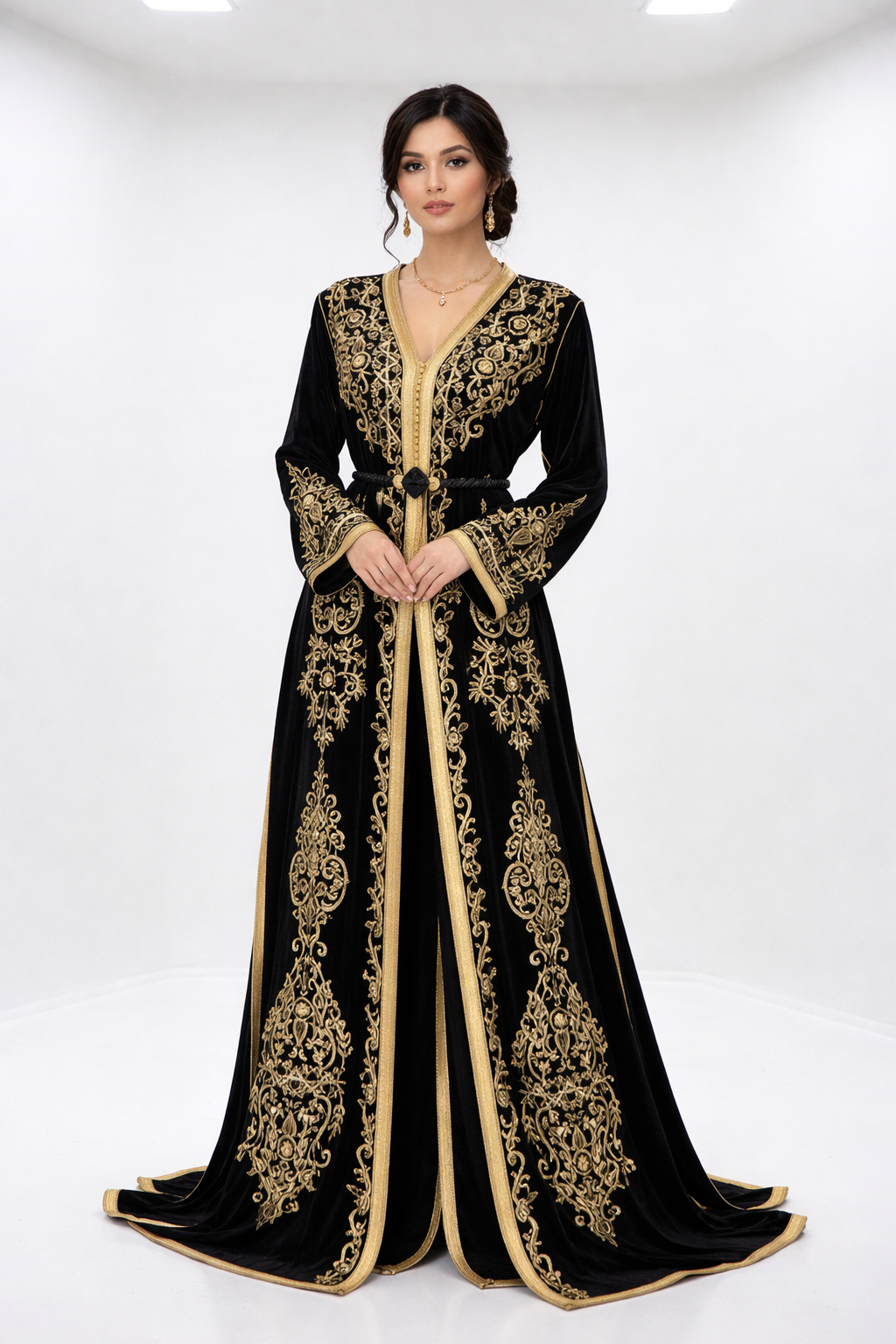 قفطان "سهرة المنارة" الأسود بتطريز ذهبي ملكي متناظر