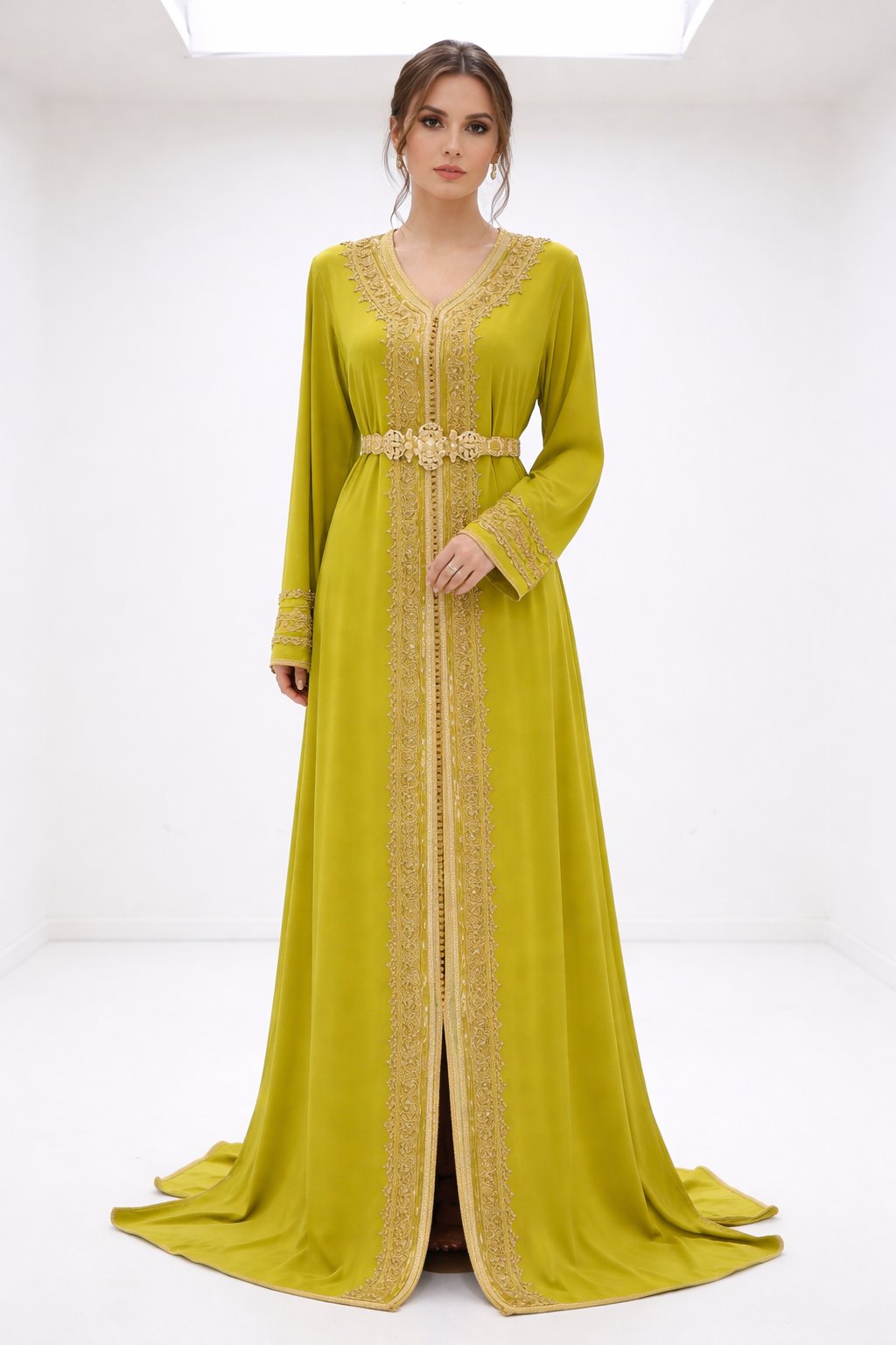 قفطان "شمس المنارة" الأصفر بتطريز ذهبي ملكي