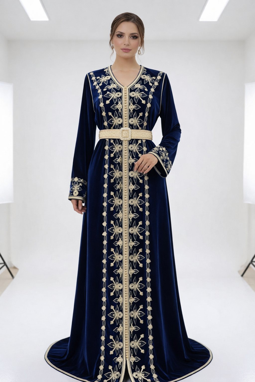 قفطان "ليالي الأطلس" من الموبرة الزرقاء بتطريز ذهبي ملكي
