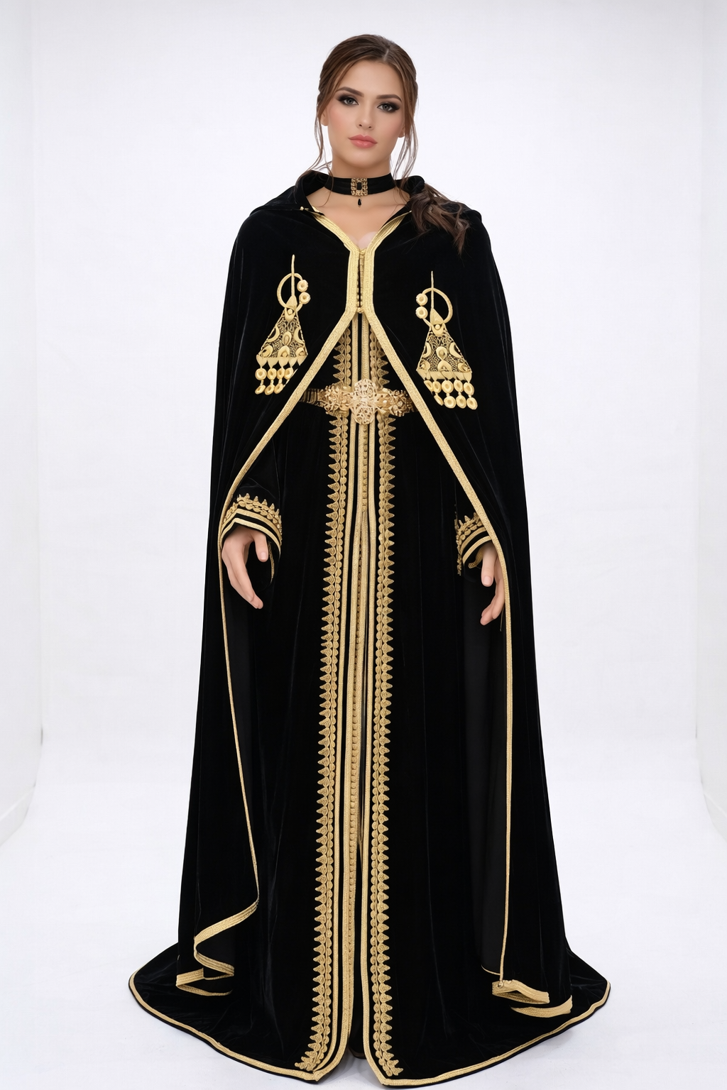 طقم "سلطانة المنارة" الملكي: قفطان وسلهام من الموبرة السوداء المطرزة
