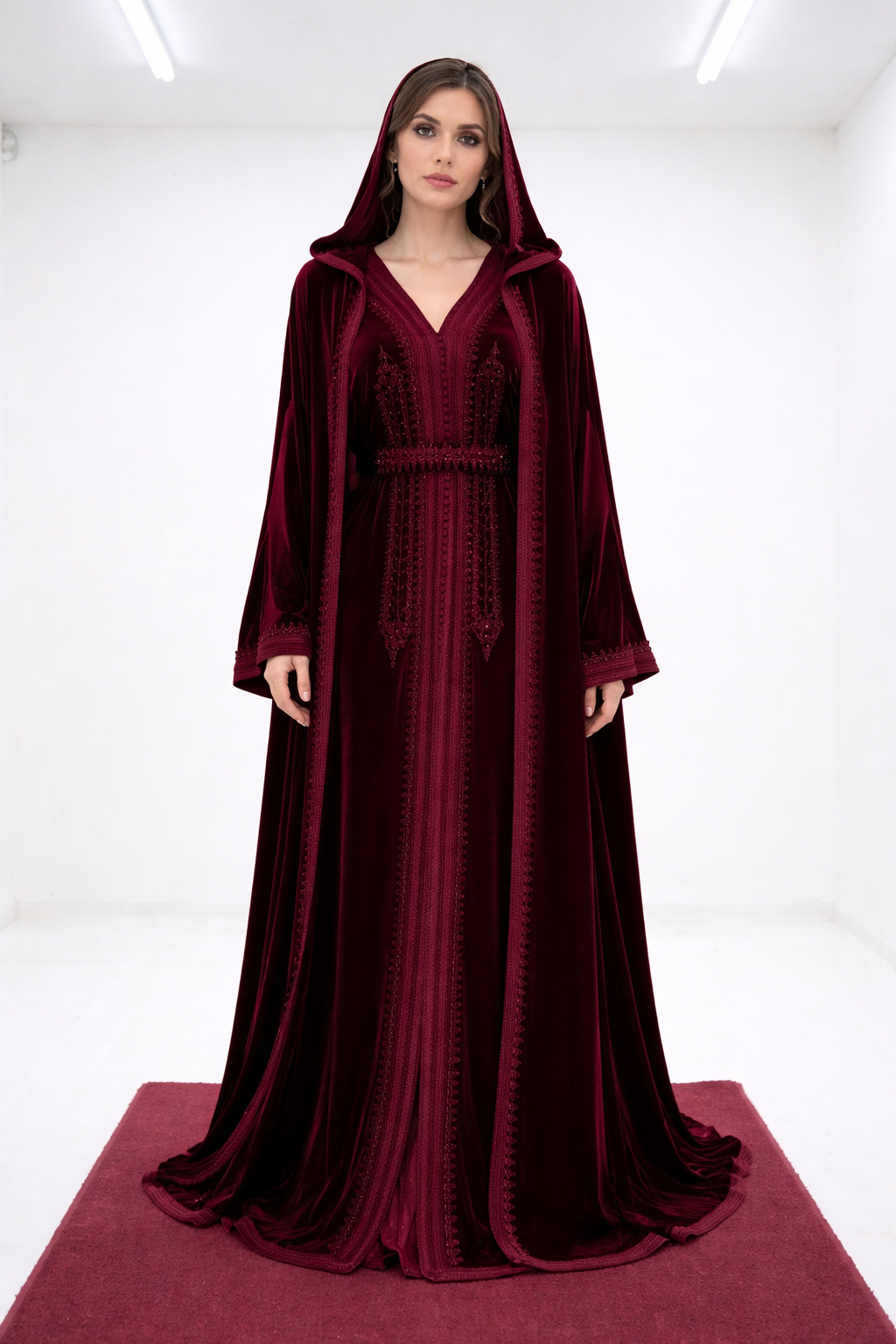 طقم "سلطانة الليل" العكري: قفطان وسلهام مخملي بتطريز ملكي