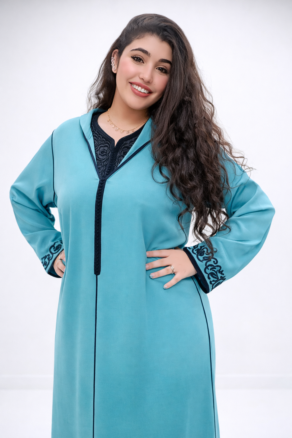 جلابة عصرية بلون فيروزي بتصميم أنيق ولمسة تقليدية