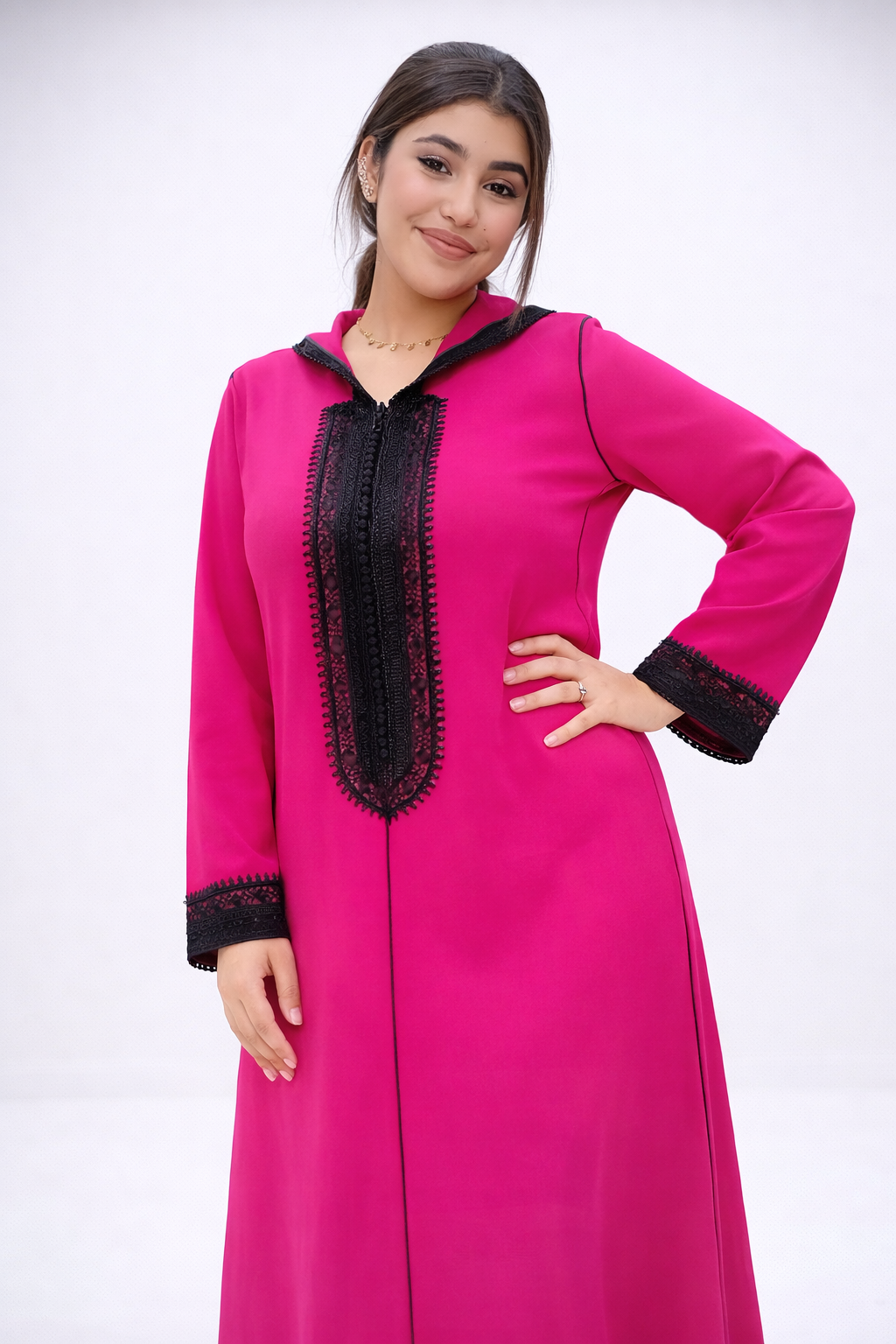 جلابة عصرية باللون الفوشيا بتطريز أسود أنيق
