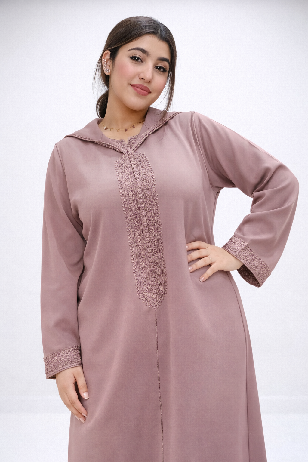 جلابة أنيقة بلون روز موف بتطريز تقليدي راقي