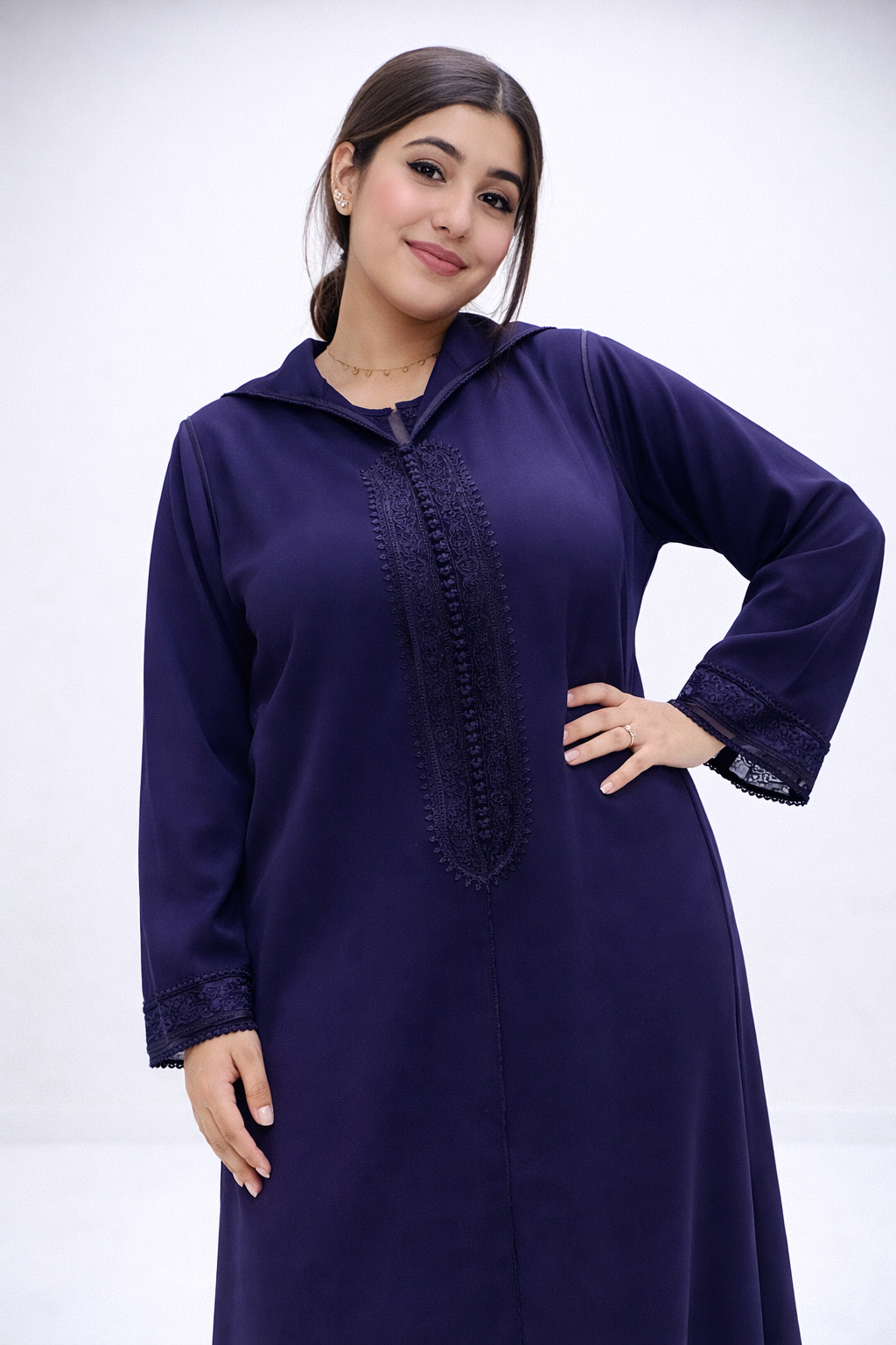 جلابة أنيقة بلون كحلي بتطريز مغربي راقي