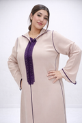 جلابة عصرية بلون بيج مطرزة براندة بنفسجية – أناقة مغربية راقية
