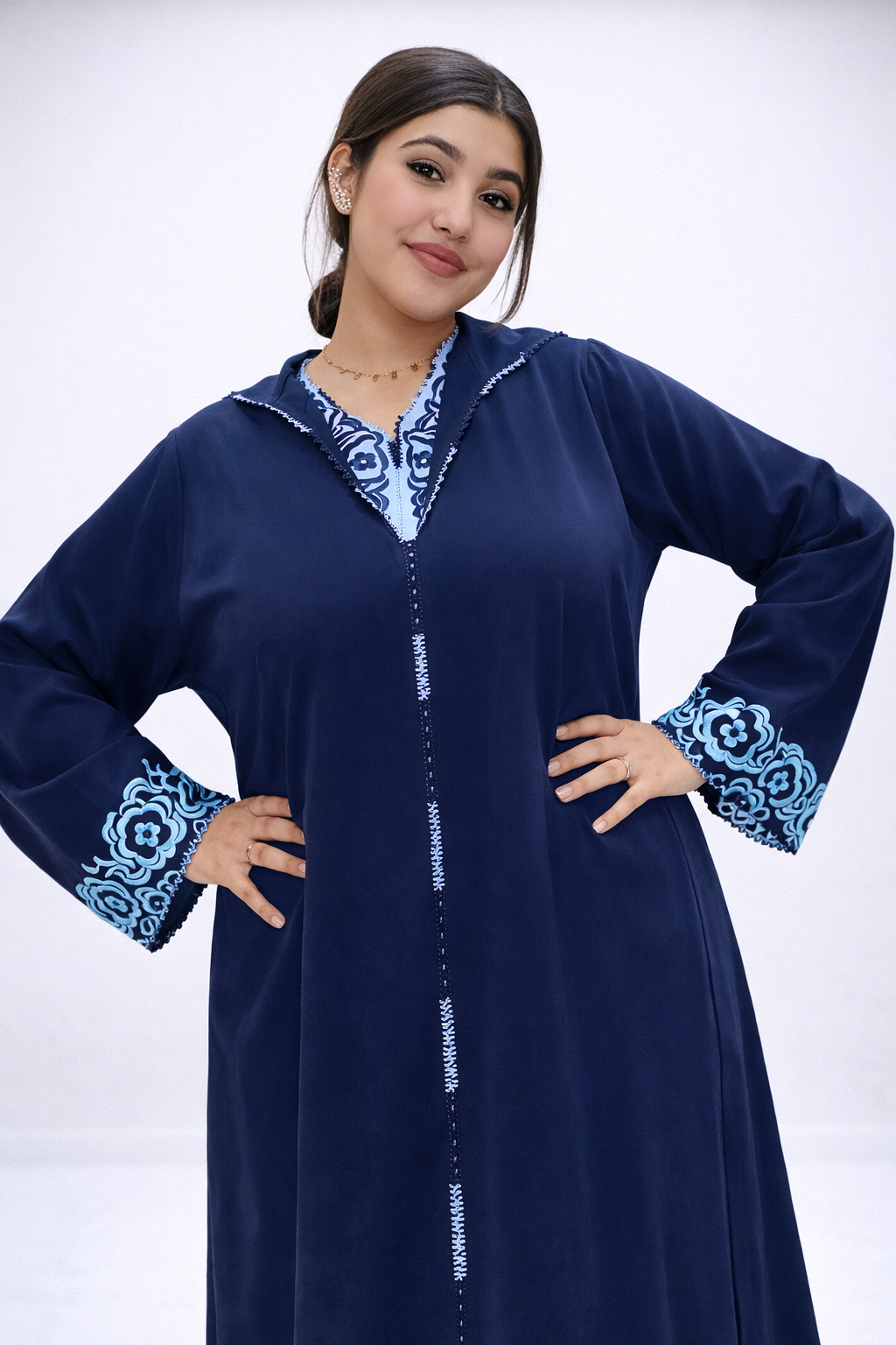 جلابة زرقاء داكنة بتطريز سماوي أنيق – أناقة مغربية عصرية