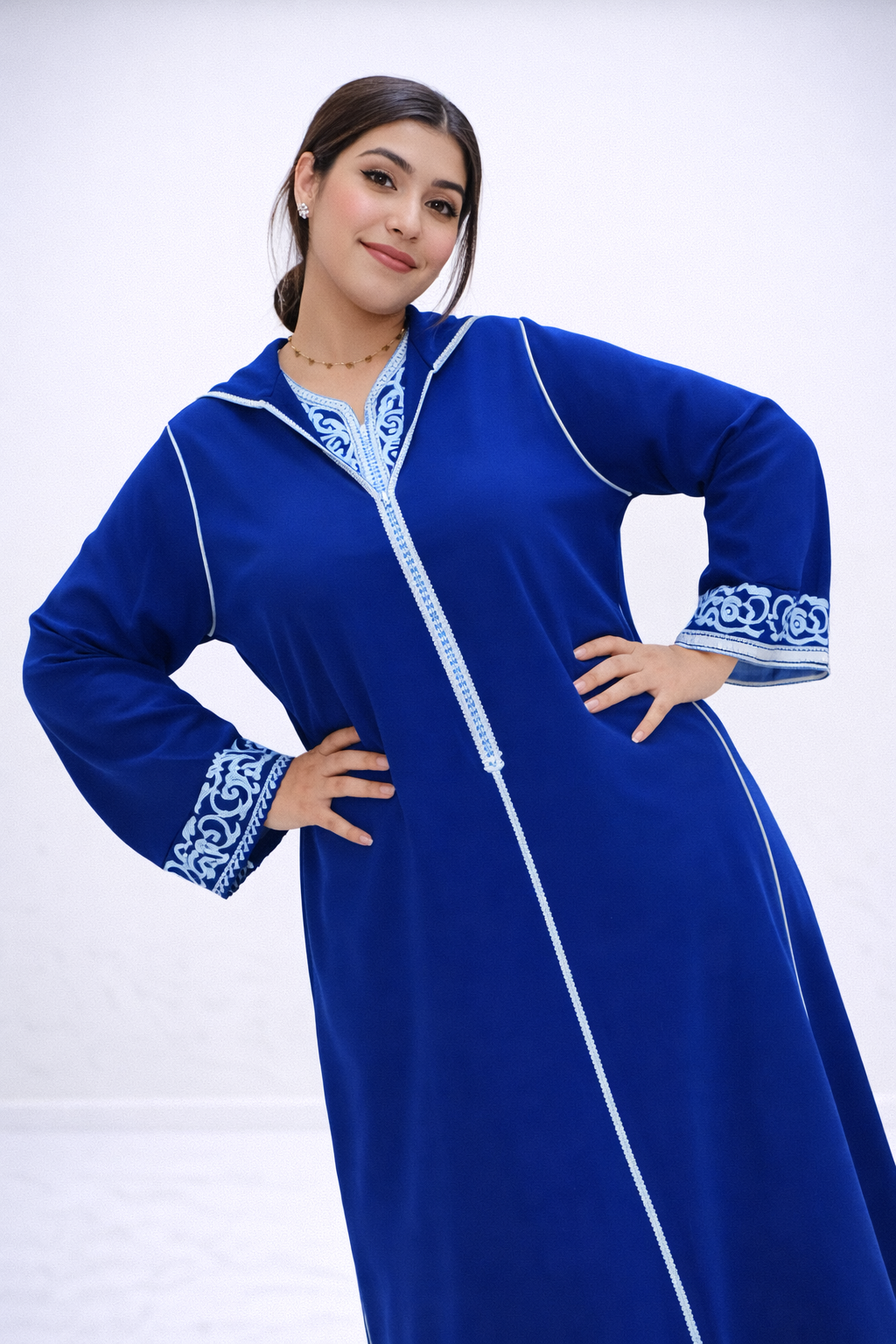 جلابة زرقاء ملكية بتطريز سماوي – أناقة مغربية بلمسة عصرية