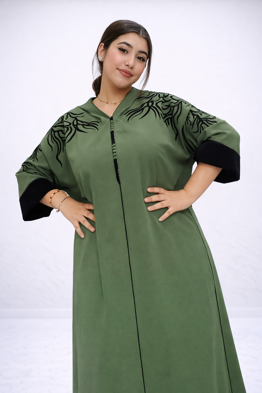 جلابة خضراء عصرية بتطريز راقي بالأسود