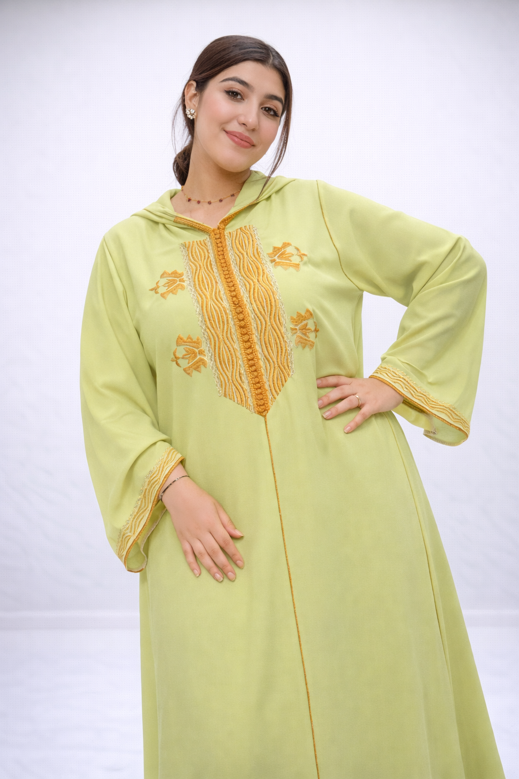 جلابة خضراء ليمونية بتطريز تقليدي فاخر