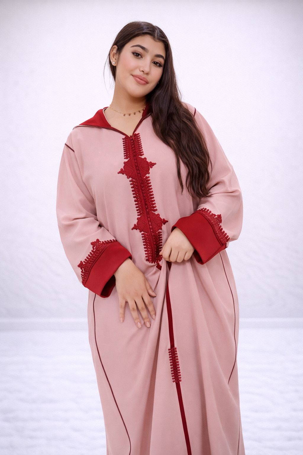 جلابة وردية بتطريز أحمر أنيق