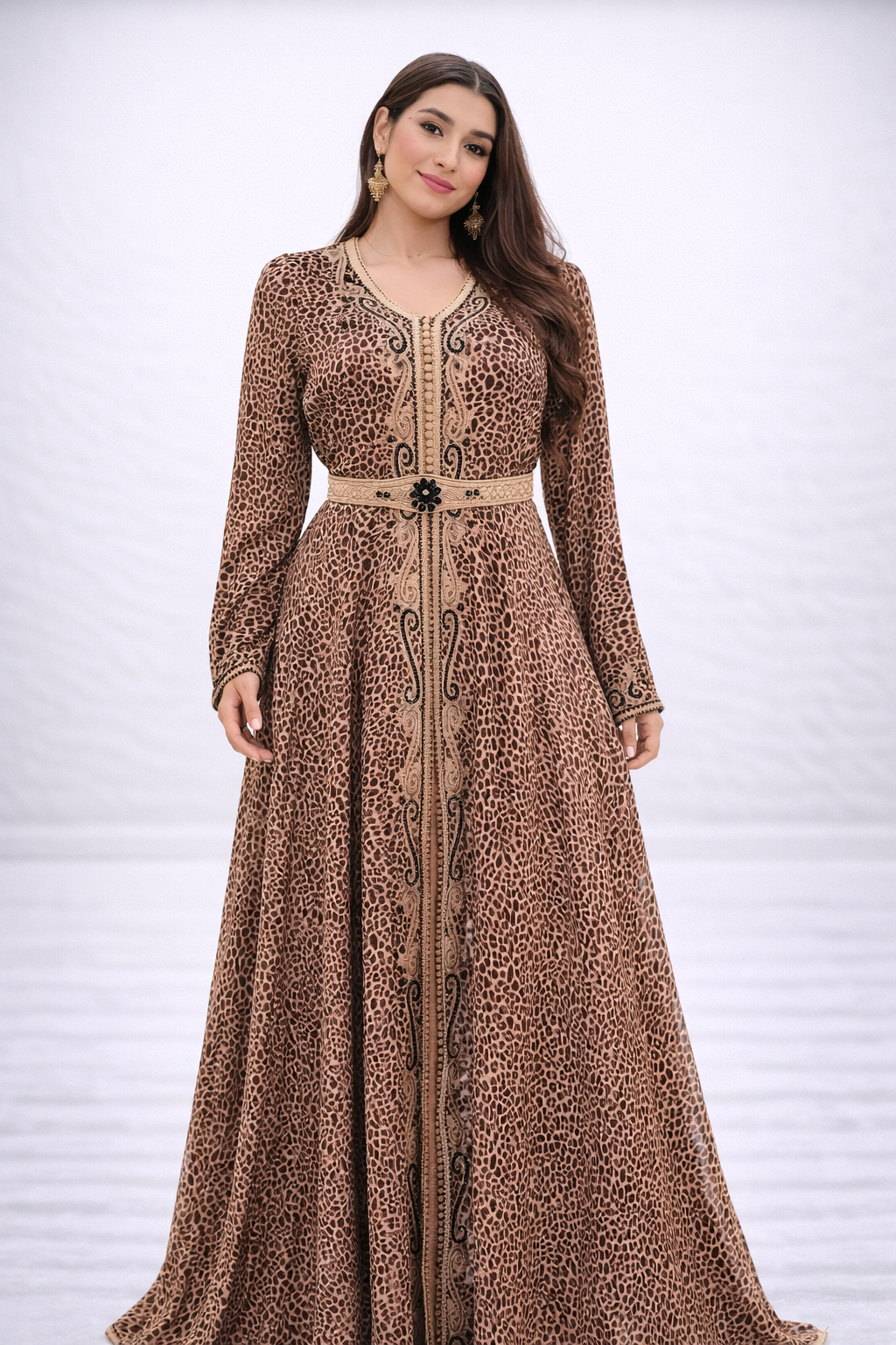 قفطان ليوبار أنيق بتصميم عصري وتفاصيل راقية