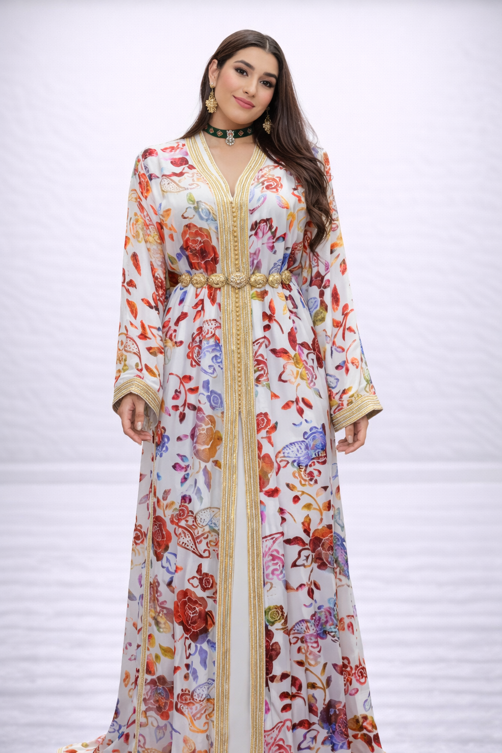 تكشيطة بيضاء موردة بتصميم أنيق وتطريز ذهبي