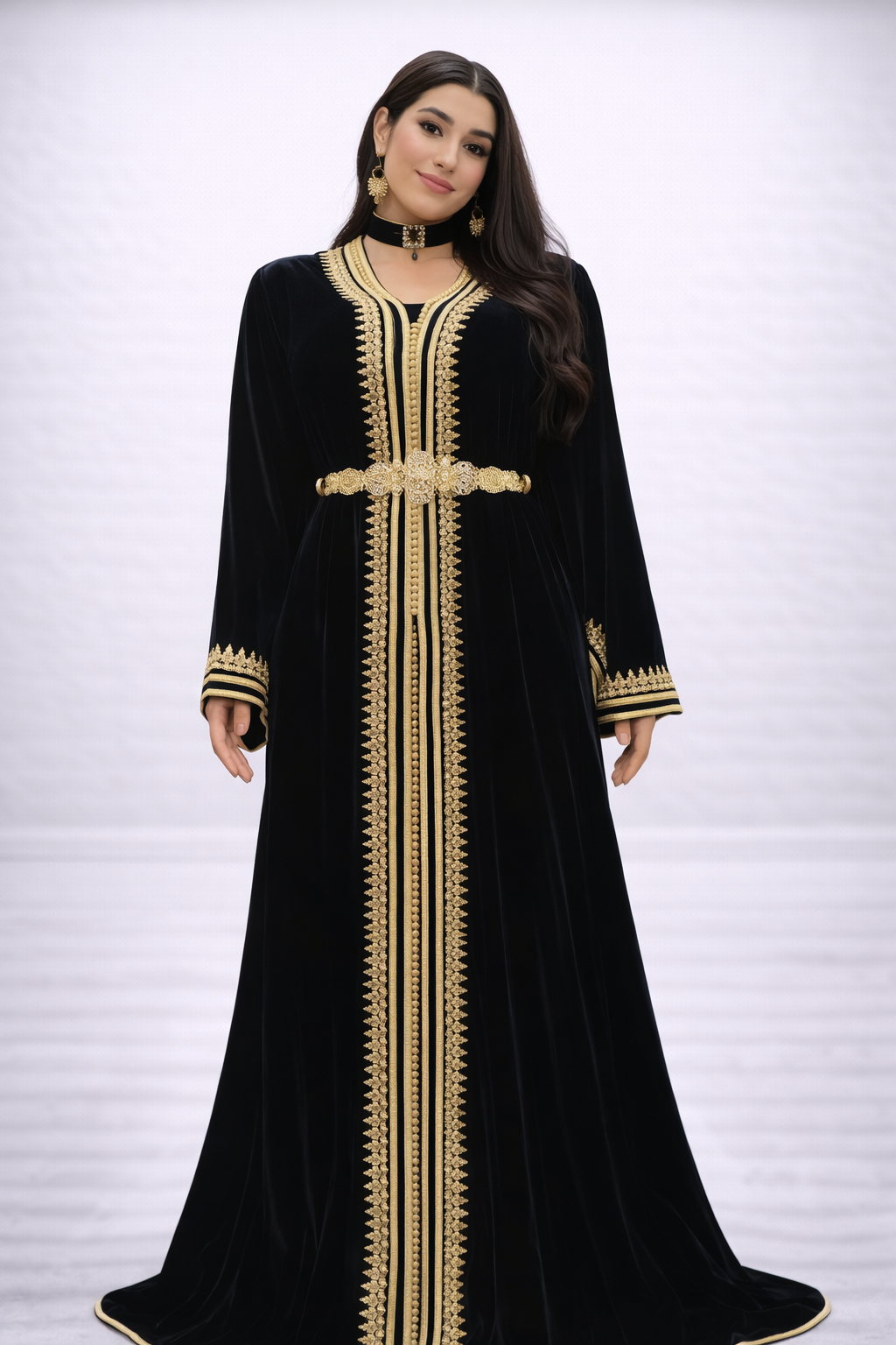 تكشيطة سوداء مخملية بتطريز ذهبي فاخر