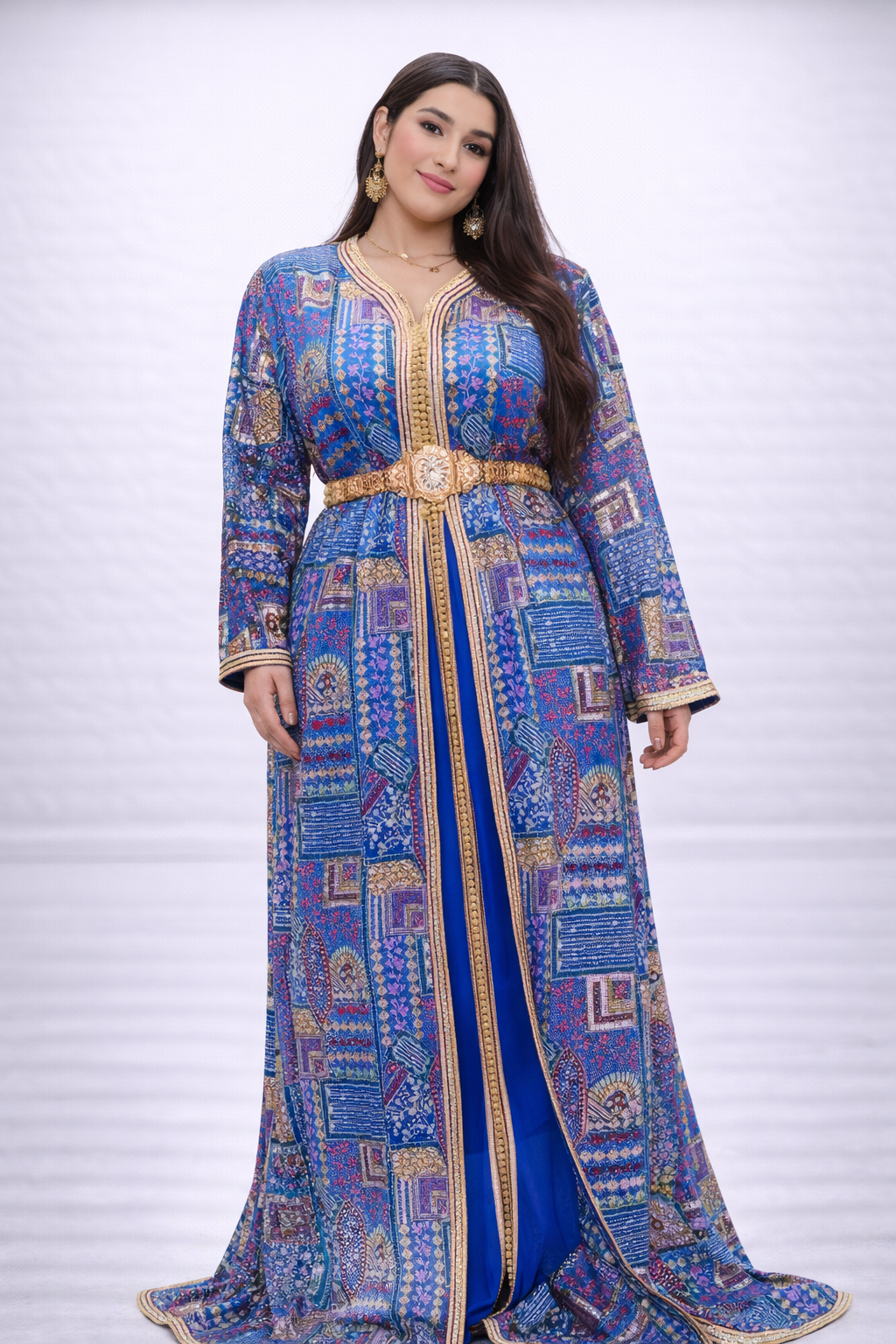 تكشيطة زرقاء فخمة بنقوش تقليدية وتطريز ذهبي