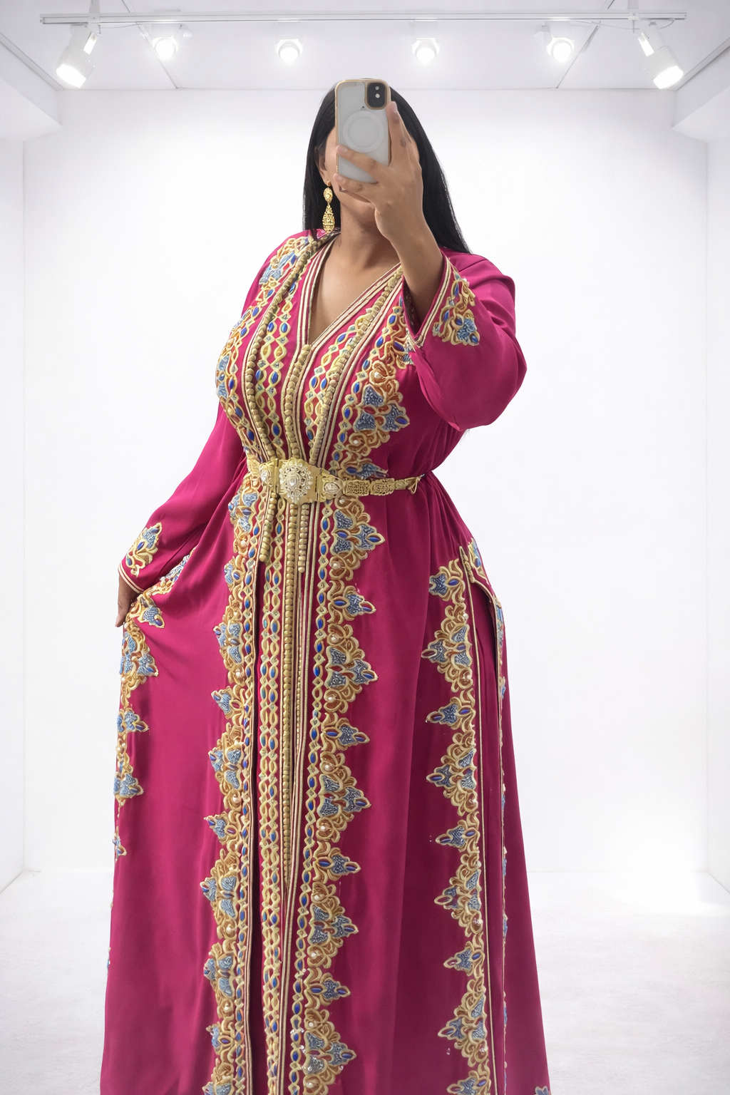 تكشيطة فوشيا فخمة بتطريز ذهبي وأحجار زرقاء