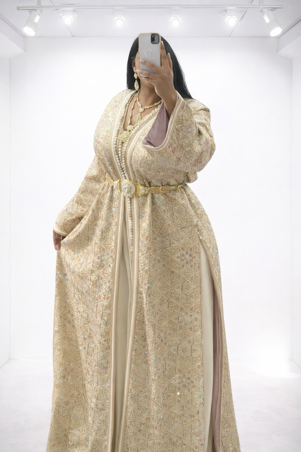 تكشيطة ذهبية فاخرة بتطريز راقي ولمسة ملكية