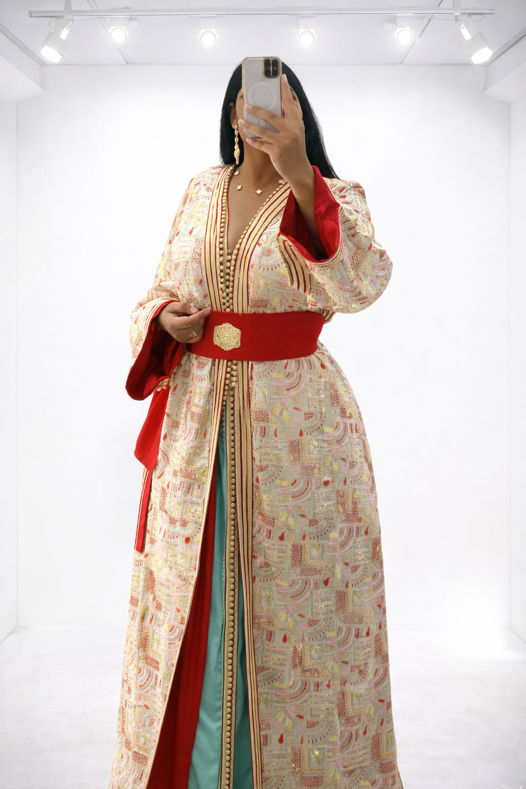 تكشيطة أنيقة باللون الكريمي مع حزام أحمر فاخر