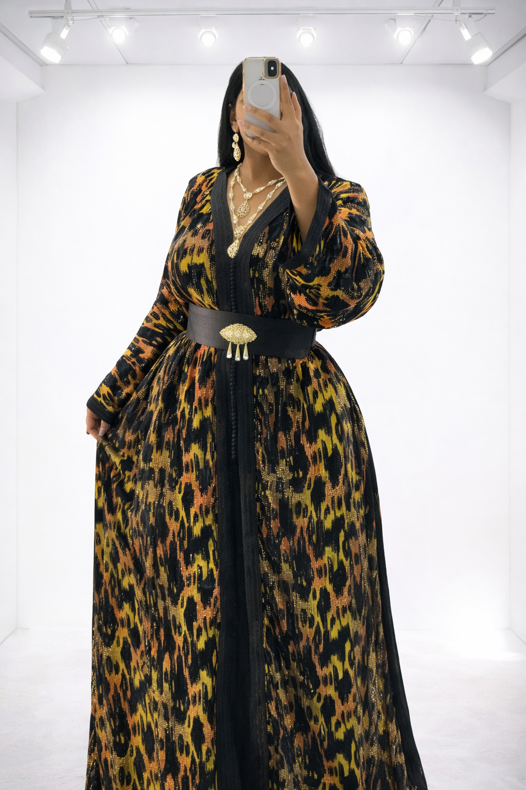 تكشيطة فخمة بنقشة أنيقة مع حزام أسود راقي