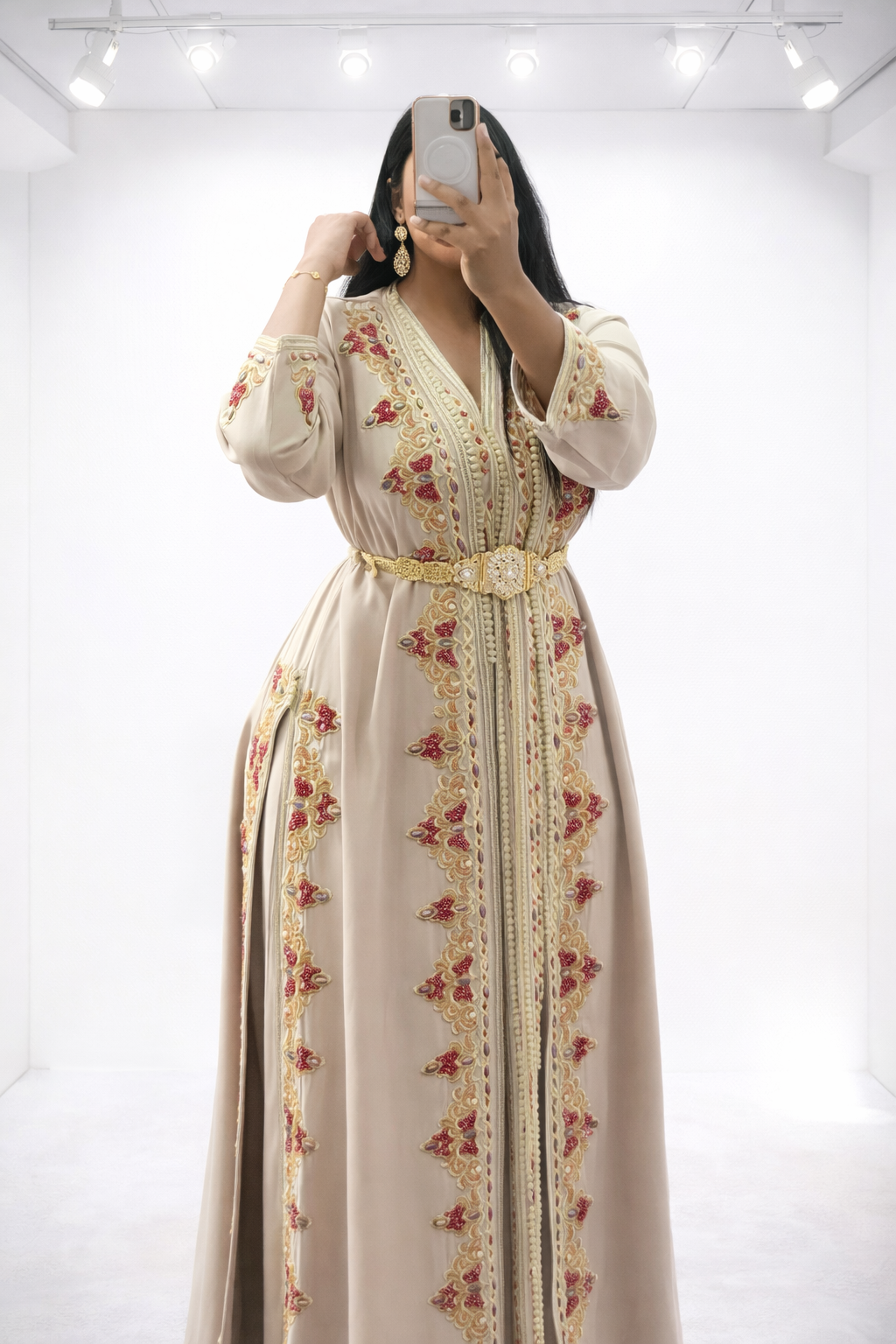 تكشيطة بيج فاخرة بتطريز ذهبي ولمسات وردية