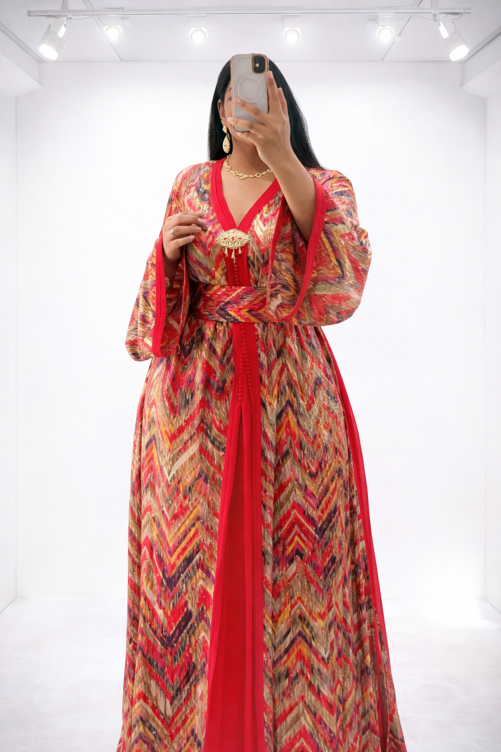 تكشيطة حمراء فخمة بنقشة عصرية ولمسة ذهبية