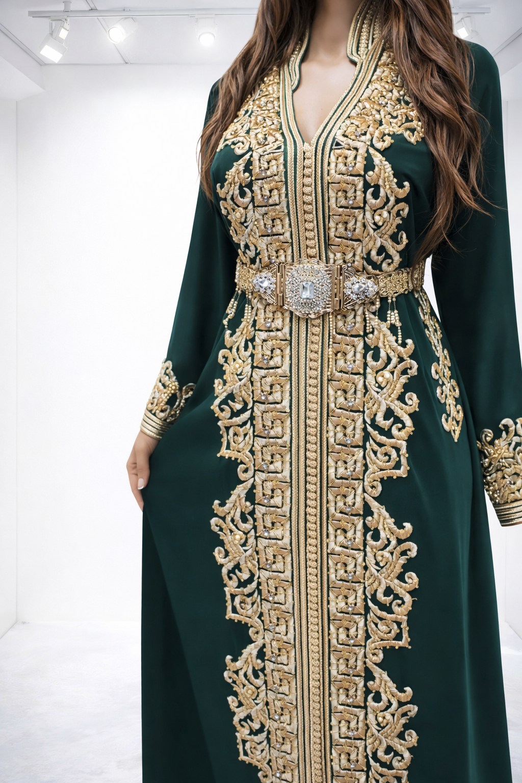 قفطان أخضر ملكي بتطريز ذهبي فاخر