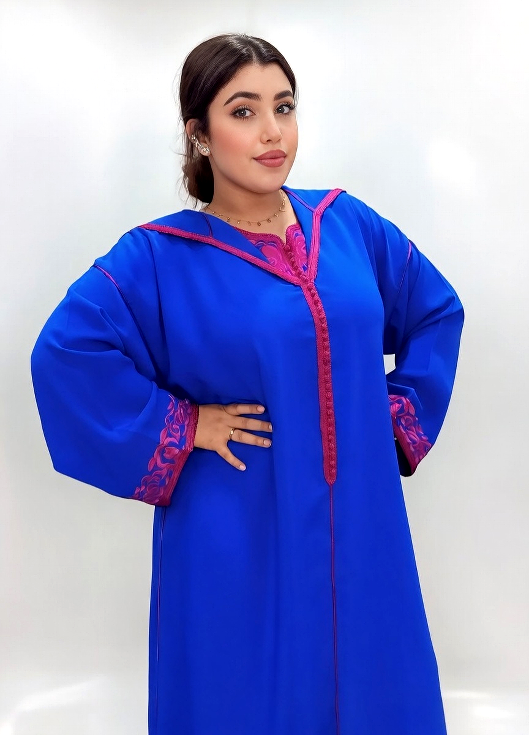 جلابة زرقاء ملكية بتطريز فوشيا أنيق – ستايل مغربي عصري
