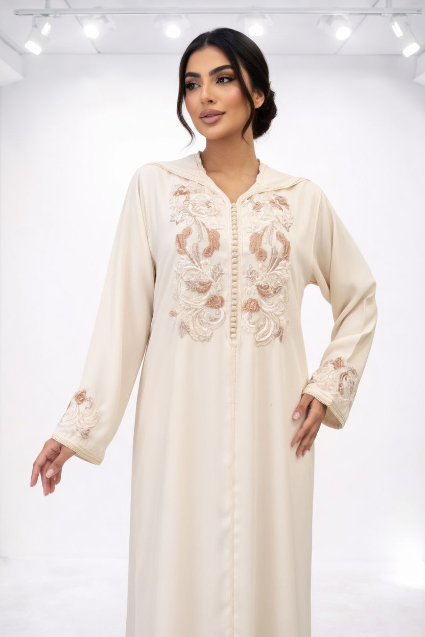 جلابة كريمية أنيقة بتطريز وردي فاخر