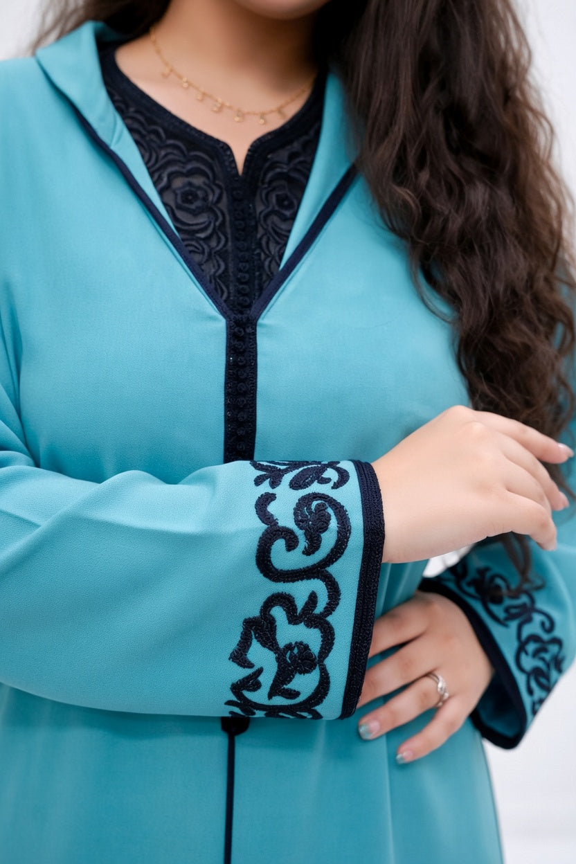 جلابة عصرية بلون فيروزي بتصميم أنيق ولمسة تقليدية