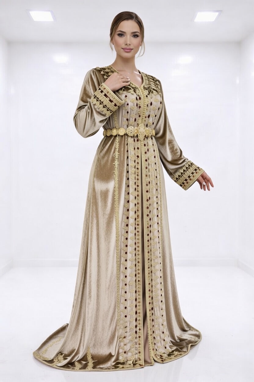 قفطان "نور المنارة" من الموبرة الذهبية بترصيع الياقوت