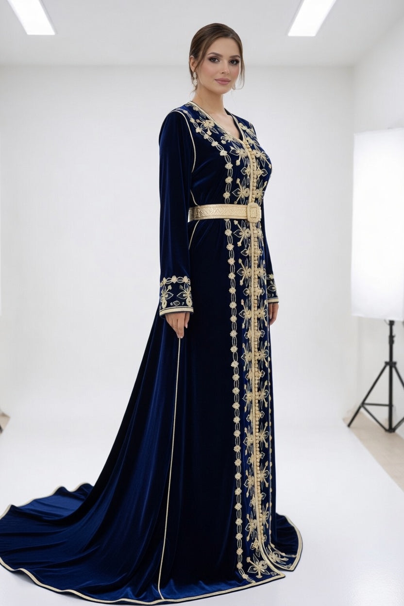 قفطان "ليالي الأطلس" من الموبرة الزرقاء بتطريز ذهبي ملكي