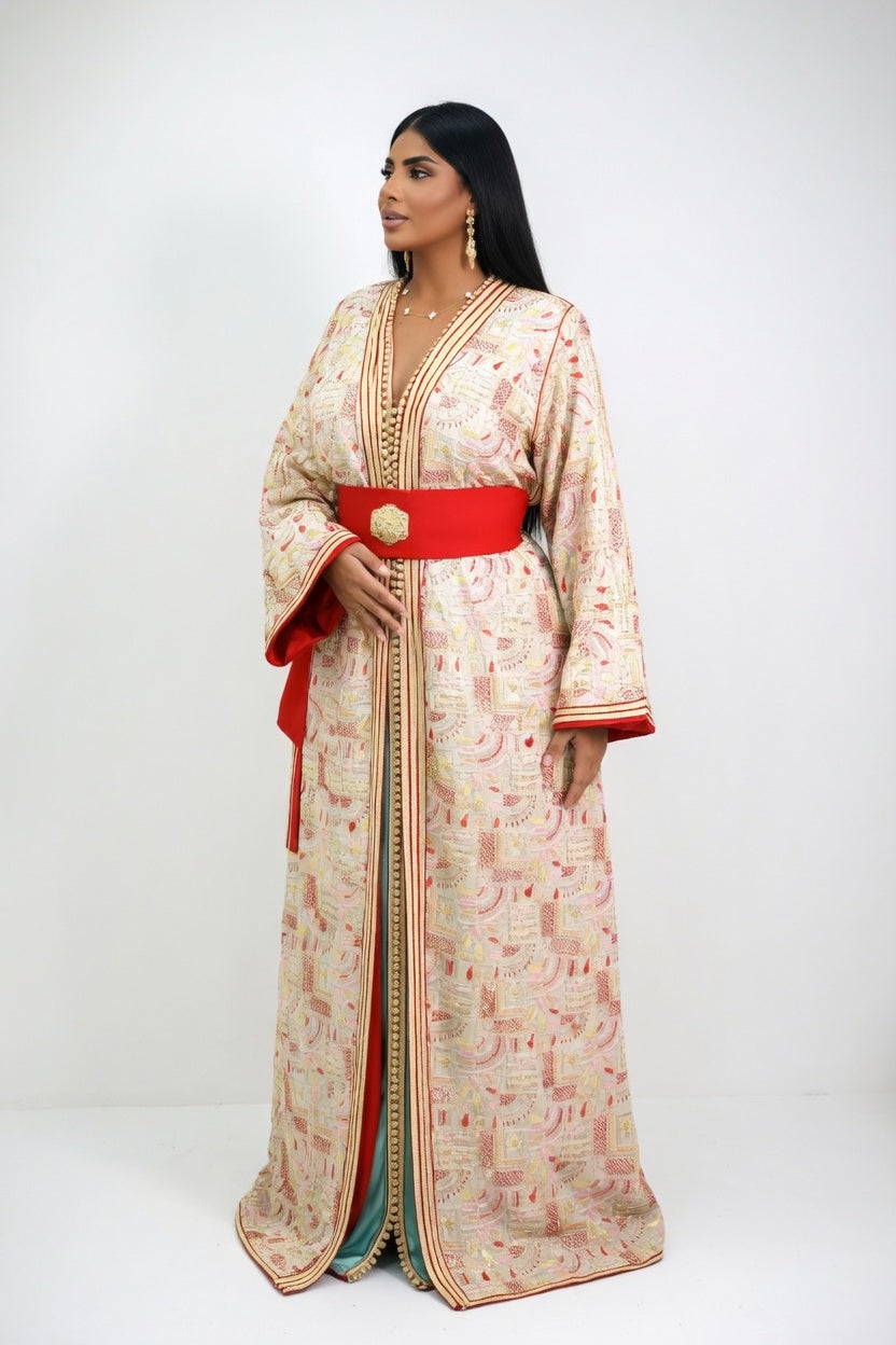 تكشيطة أنيقة باللون الكريمي مع حزام أحمر فاخر