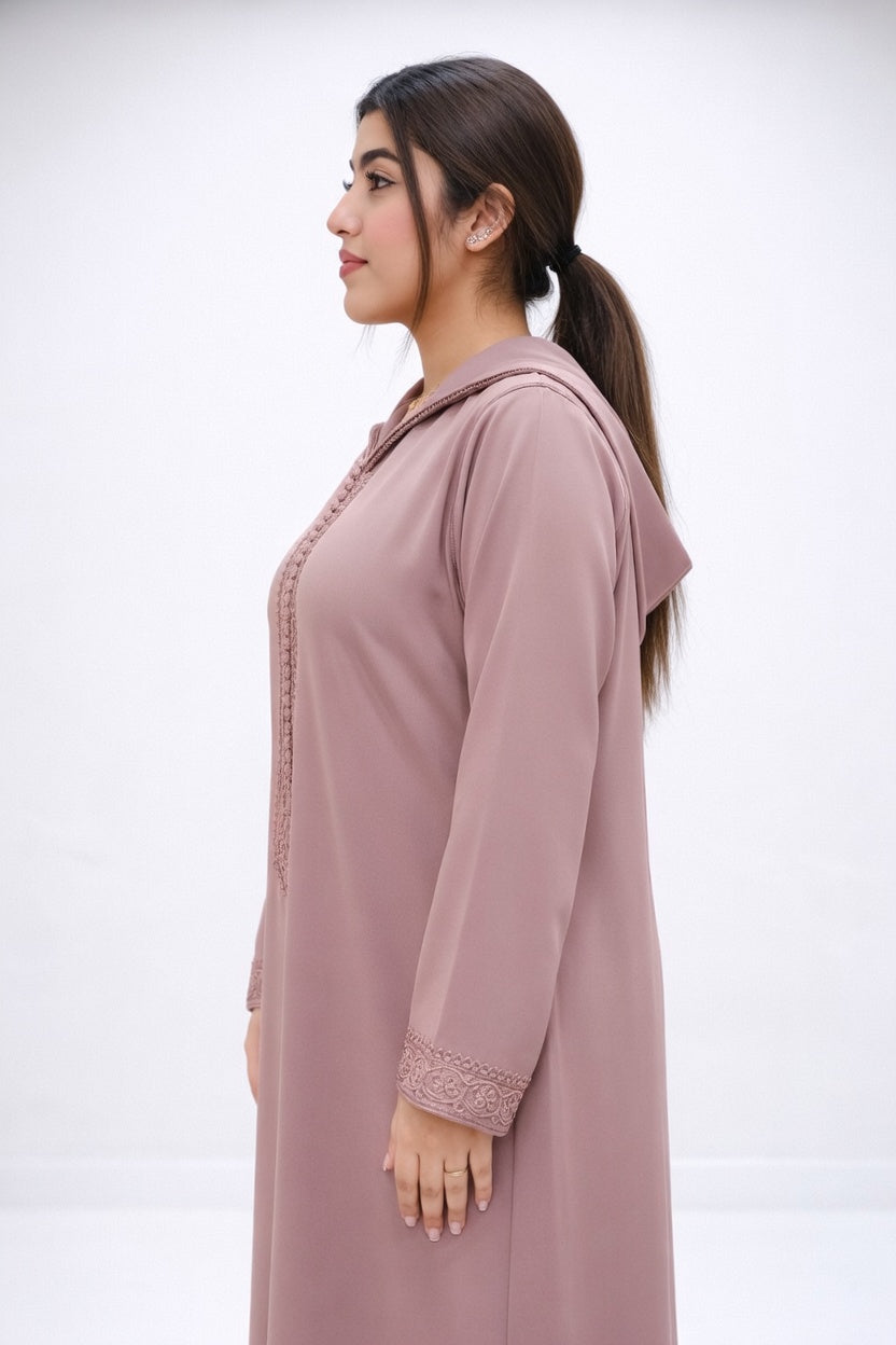 جلابة أنيقة بلون روز موف بتطريز تقليدي راقي