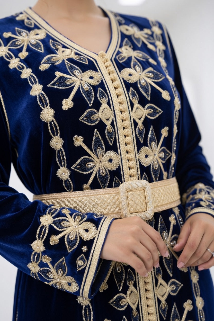 قفطان "ليالي الأطلس" من الموبرة الزرقاء بتطريز ذهبي ملكي