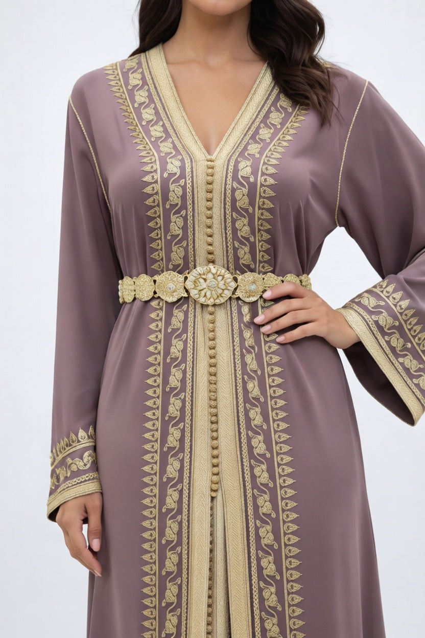 قفطان "وردة المنارة" بلون الموف الراقي وتطريز ذهبي ناعم