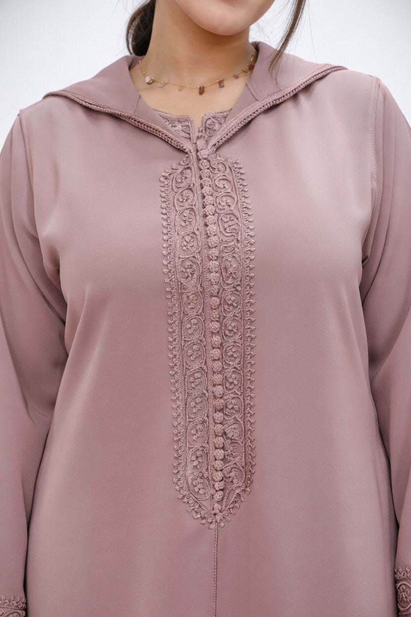 جلابة أنيقة بلون روز موف بتطريز تقليدي راقي