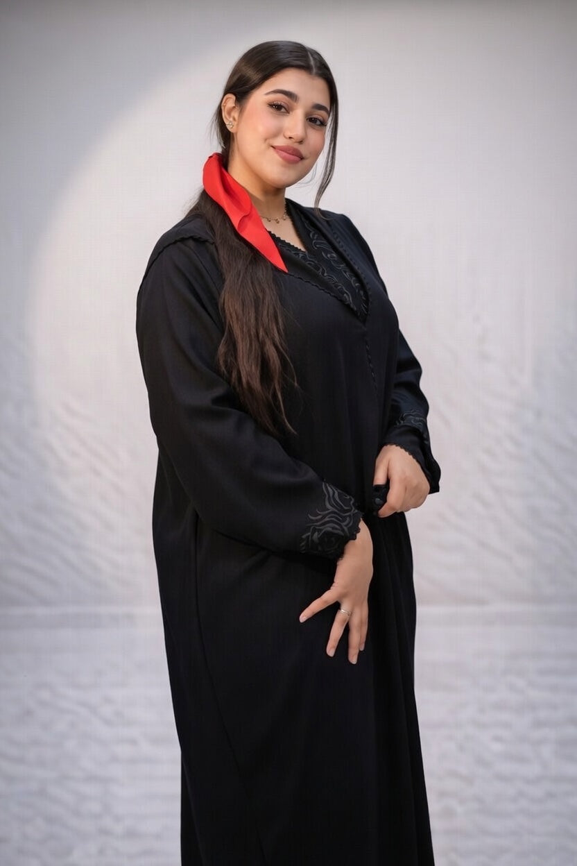 جلابة سوداء كلاسيكية بتطريز ناعم وأنيق