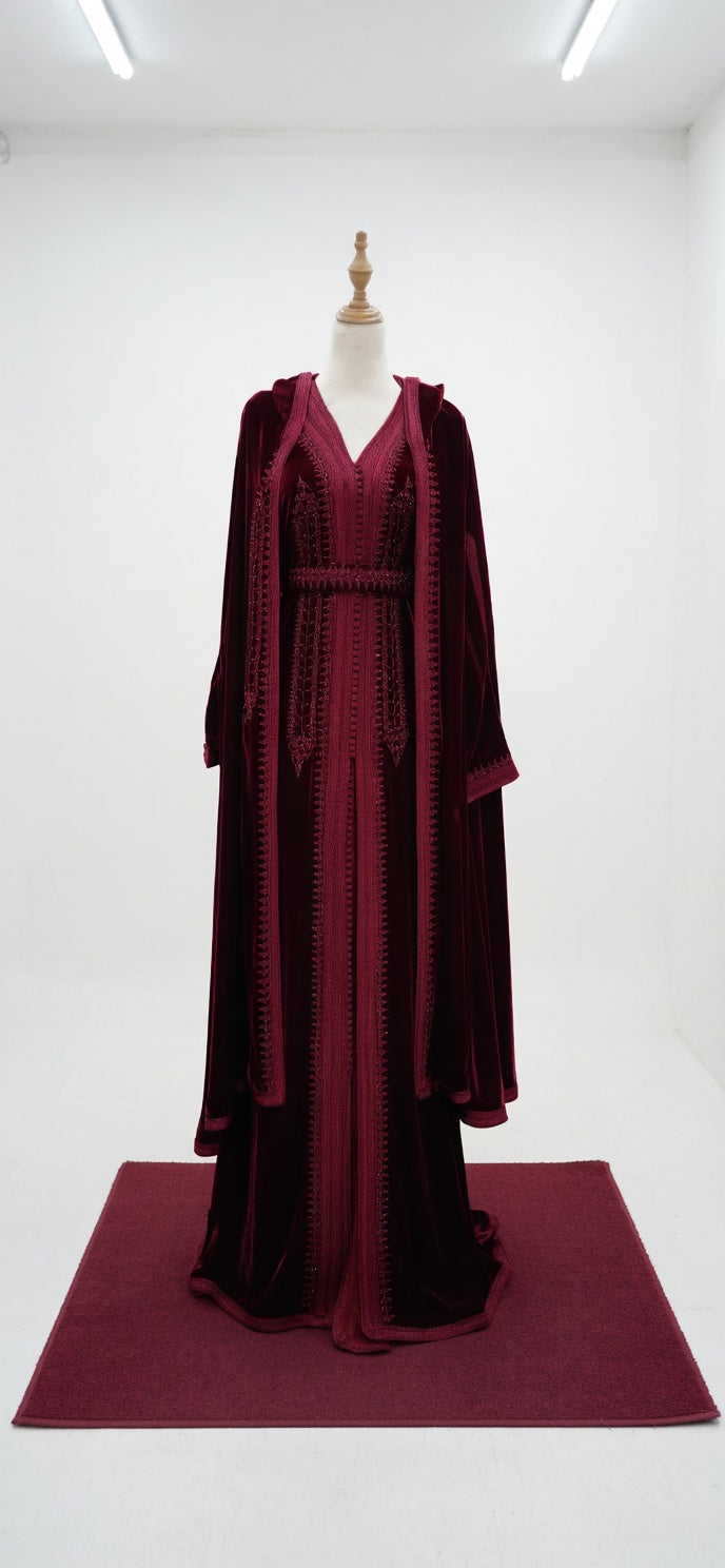 طقم "سلطانة الليل" العكري: قفطان وسلهام مخملي بتطريز ملكي