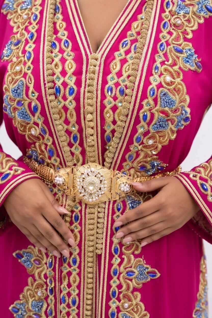 تكشيطة فوشيا فخمة بتطريز ذهبي وأحجار زرقاء