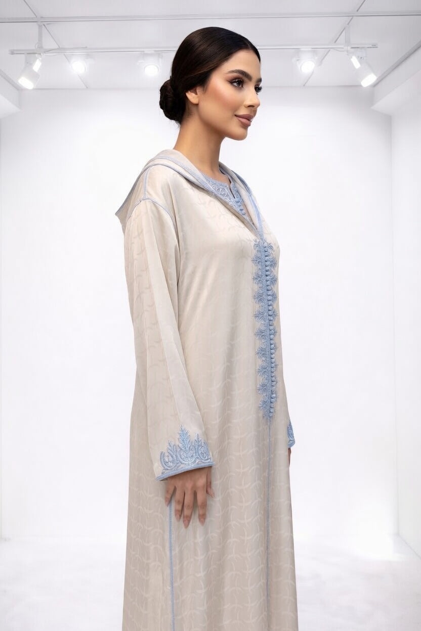 جلابة أنيقة بلون بيج بتطريز أزرق راقي