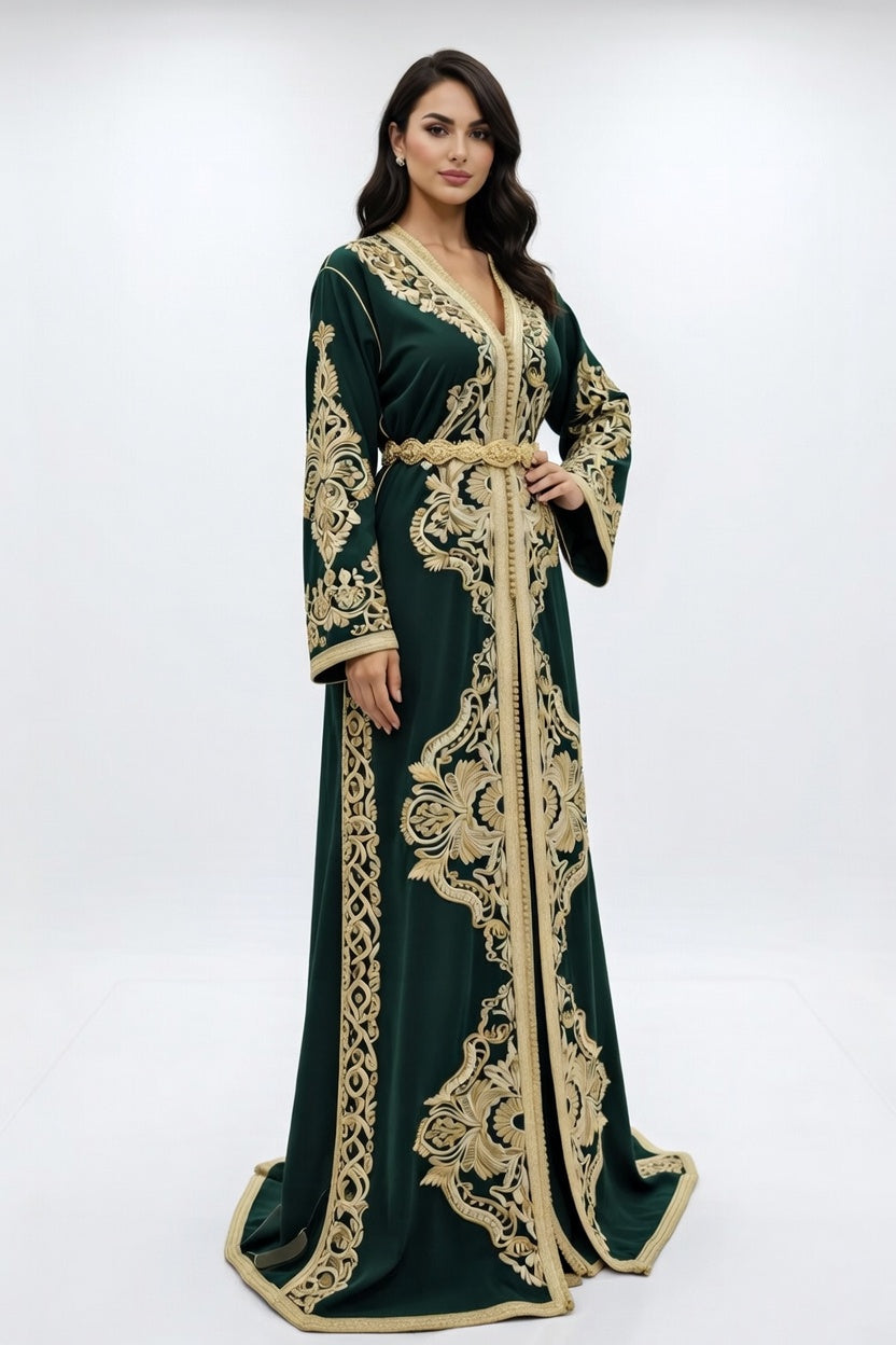 قفطان "زمردة الأطلس" الملكي بتطريز ذهبي عريض