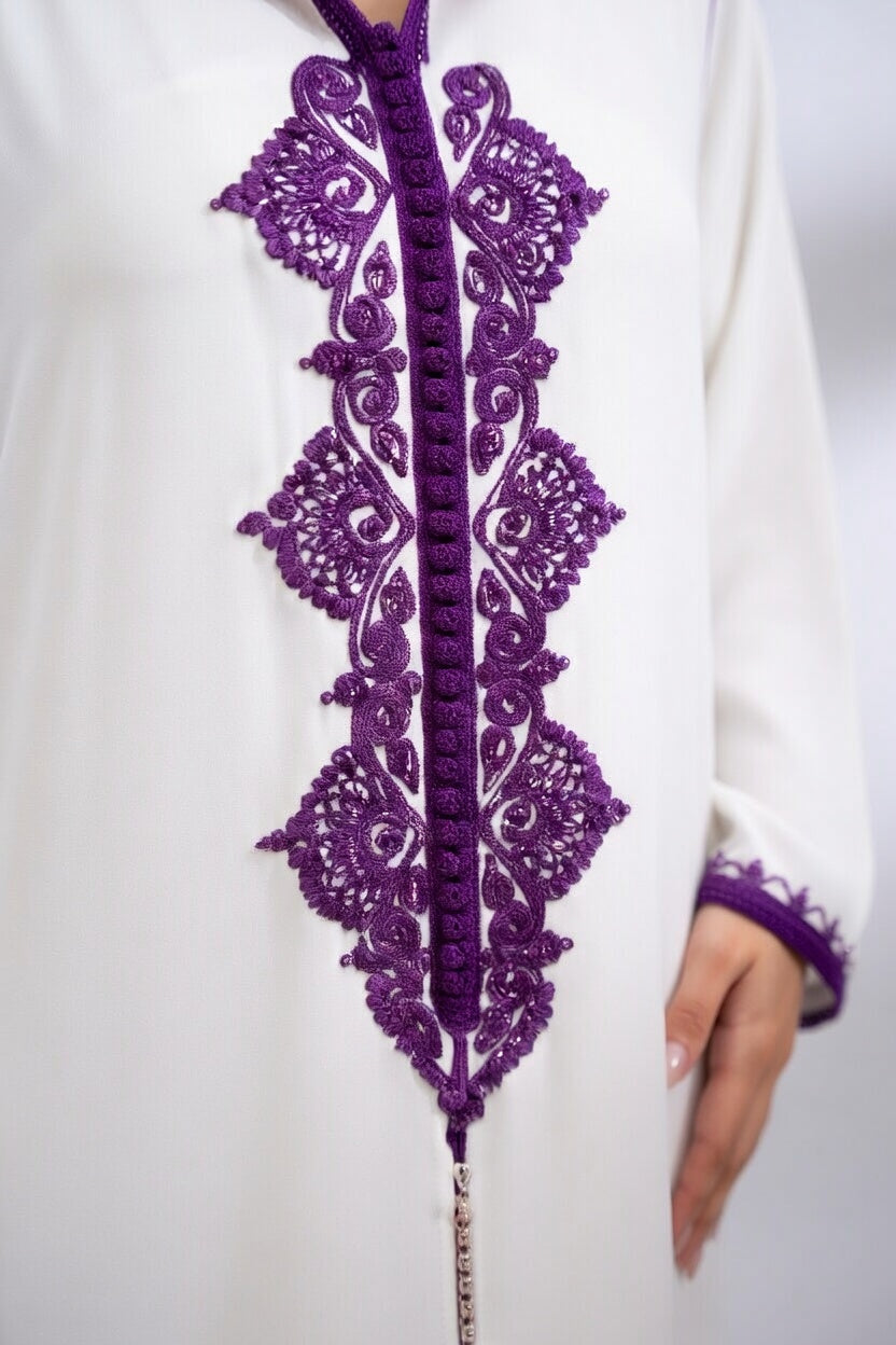 جلابة بيضا أنيقة بتطريز بنفسجي فاخر