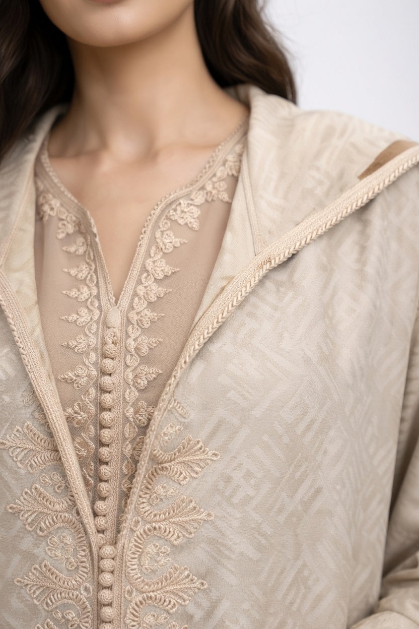 جلابة أنيقة بلون بيج مطرزة – جمالية مغربية عصرية