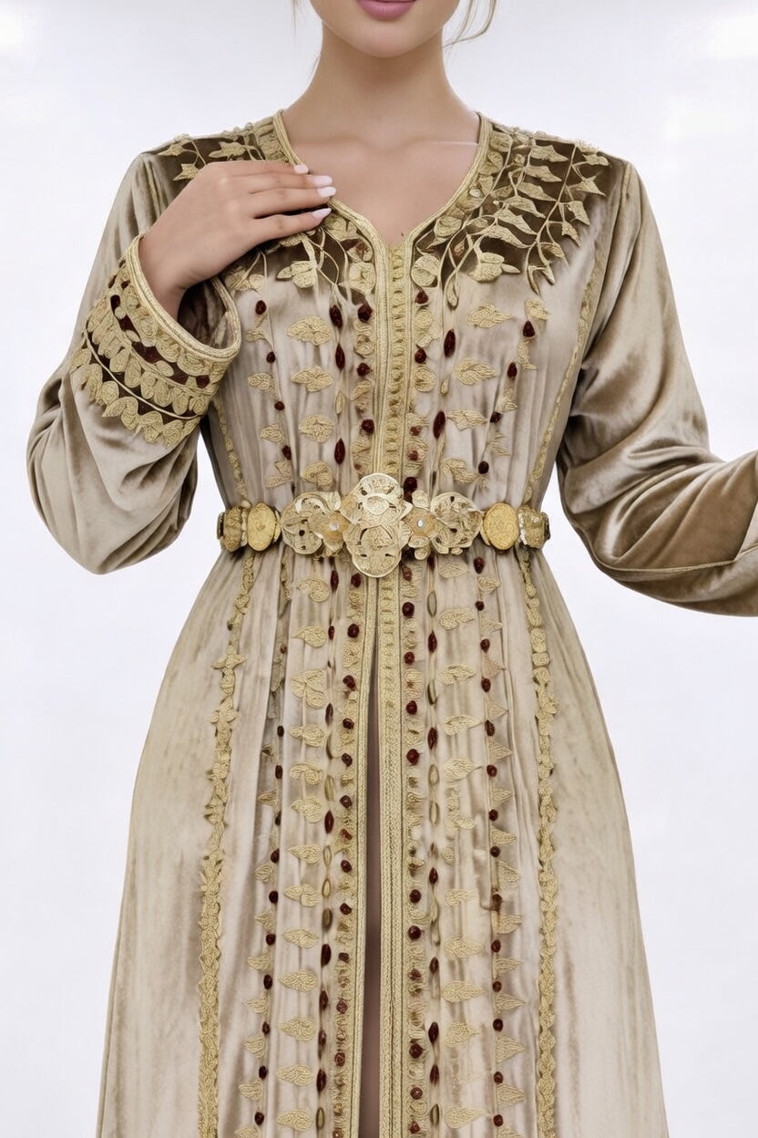 قفطان "نور المنارة" من الموبرة الذهبية بترصيع الياقوت
